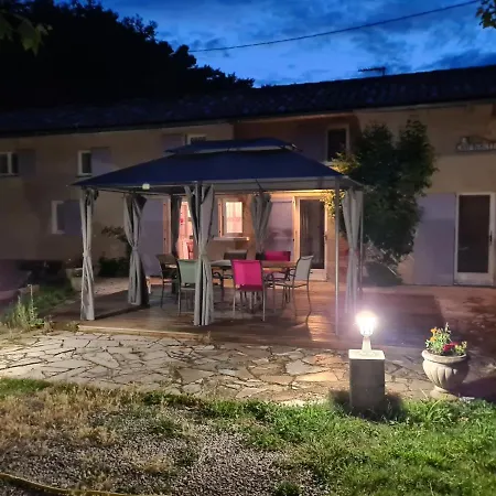 Dom wakacyjny Maison Avec Riviere, Piscine, Spa, Sauna Infrarouge,terrain Boules, Ping-pong, Volley Et Badminton Sainte-Tulle