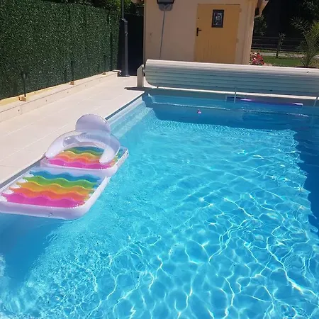 Maison Avec Rivière, Piscine, Spa, Sauna Infrarouge,terrain Boules, Ping-pong, Volley Et Badminton Hébergement de vacances