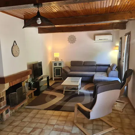 Hébergement de vacances Maison Avec Rivière, Piscine, Spa, Sauna Infrarouge,terrain Boules, Ping-pong, Volley Et Badminton Sainte-Tulle